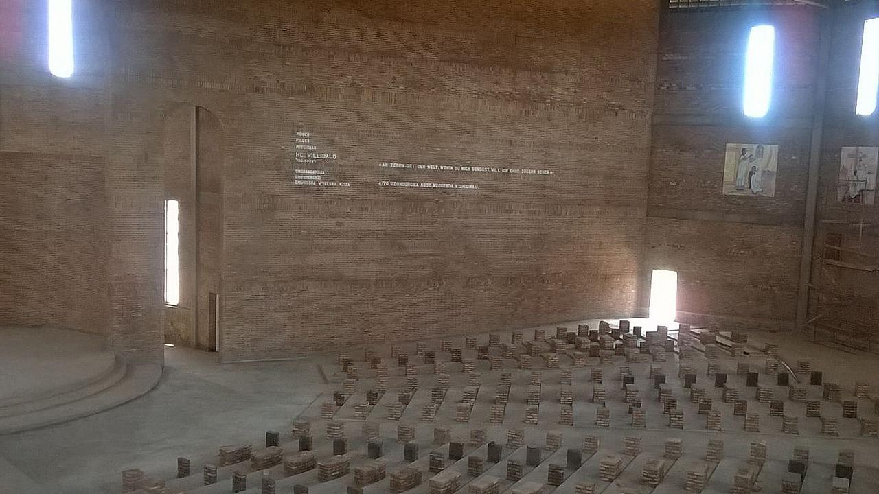 Der Innenausbau in der Kirche St. Willibald und Walburga in Bugendana in Burundi kommt voran. Auf den Steinsäulen werden für die Kirchenbänke nun noch die Sitzflächen angebracht. pde-Foto: Referat Weltkirche