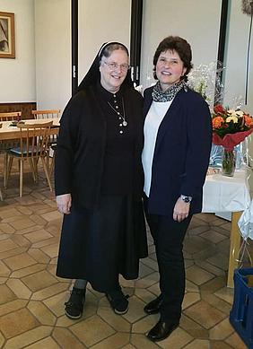 Schwester Elisabeth Hackenberg (links) und Ursula Reichmann. Foto: Caritas-Seniorenzentrum Abenberg