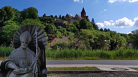 Willibalds-Figur vor dem Habsberg. Foto: pde