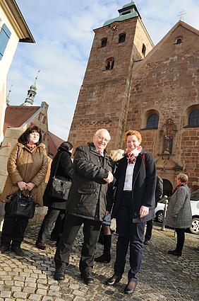 Der scheidende Einrichtungsleiter Josef Zimmermann und seine Nachfolgerin Melanie Bößl nach dem Gottesdienst in der Kirche St. Emmeram. Foto: Caritas/Esser