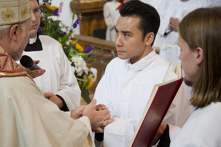 Die Kandidaten zur Diakonenweihe versprechen dem Bischof und seinen Nachfolgern den Gehorsam. Hier: The Hai Nguyen
