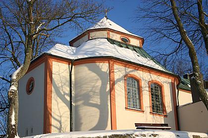 Ein Kleinod, eine Oase der Ruhe: die Frauenbergkapelle im Winter. pde-Foto: Geraldo Hoffmann