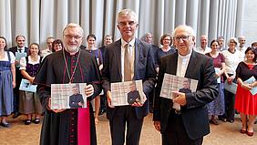 Bischof Gregor Maria Hanke (links) und Dompropst Isidor Vollnhals (rechts) . In der Mitte ist Christian Heiß.
