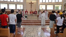 Bischof Hanke am Altar der Hauskapelle von "Fraterna Domus"
