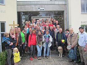 Teilnehmer der Lehrerwallfahrt vor der Mädchenrealschule Marienburg der Diözese Eichstätt in Abenberg. pde-Foto: Michael Fass