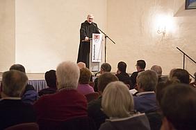 Bischof Hanke im Gespräch mit Gläubigen aus der ganzen Diözese bei drei Veranstaltungen am Wochenende, hier in Weißenburg. pde-Foto: Geraldo Hoffmann