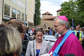 Bischof Gregor Maria Hanke im Gespräch mit Pilgern am Isartor in München. pde-Foto: Geraldo Hoffmann