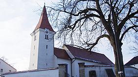 Die Pfarrkirche St. Bonifatius in Böhmfeld.