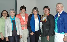 Sie werden den KDFB-Landesverband in den nächsten Jahren leiten: Renata Fuß-Hanak (links), Walburga Wittmann (2.v.l.), Christiane Tewes (4.v.l.), Elfriede Schießleder (5.v.l.) und Lieselotte Feller (rechts). Zur Wahl gratulierte die Präsidentin des KD