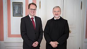 Der Eichstätter Bischof Gregor Maria Hanke trifft den Vorsitzenden der SPD-Fraktion im Bayerischen Landtag, Markus Rinderspacher (l.). pde-Foto: Anita Hirschbeck