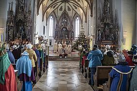 Innenansicht der Pfarrkirche Gaimersheim beim Gottesdienst