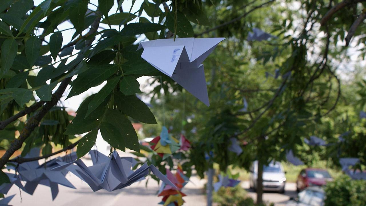  Origami-Tauben auf einem Baum