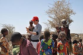 Paddy Kelly beim Besuch von Caritas-Sozialprojekten in Äthiopien. Foto: Michael Brücker/Caritas international