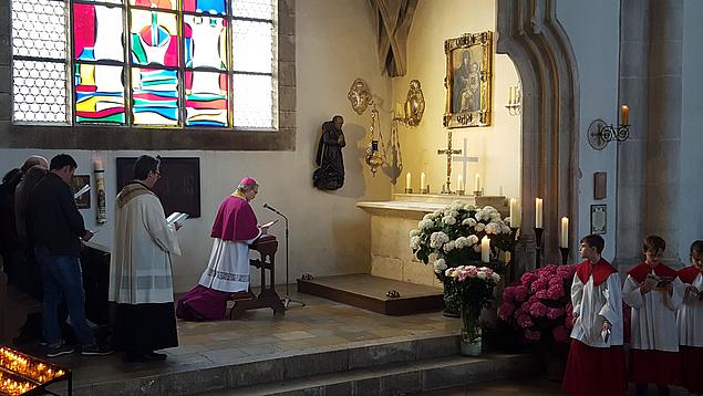 Bischof Hanke erneuert die Marienweihe vor dem Bild der Dreimal Wunderbaren Mutter. pde-Foto: Bernhard Löhlein.