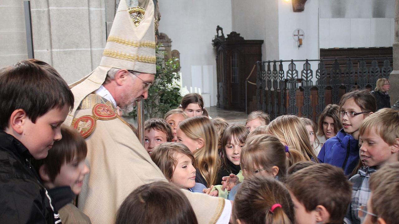 Bischof Gregor Maria Hanke in der Begegnung mit Kindern. pde-Foto: Geraldo Hoffmann