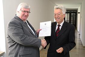 KU-Präsident Prof. Dr. Richard Schenk (links) und der neue Honorarprofessor Dr. Gerhard Nechwatal