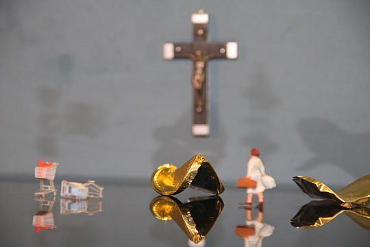 Symbolbild vor einem Kreuz