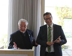 Minister Peter Hauk MdL (rechts) verleiht Verdienstkreuz am Bande des Verdienstordens der Bundesrepublik Deutschland an Pater Josef Schmidpeter. pde-Foto: mlr