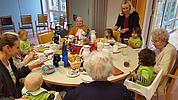 Senioren und Kinder; Foto: Bernhard Löhlein
