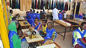 Jugendliche werden in der Schneiderei von Dollo Ado ausgebildet; Foto: missio