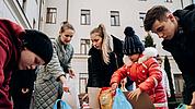 Lebensmittelpaktete für die vom Krieg betroffenen Menschen in der Ukraine.