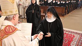 Bischof Gregor Maria Hanke überreicht den Äbtissinnenring