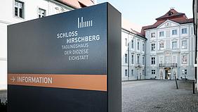 Informationstafel beim Schloss Hirschberg