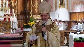 Bischof Gregor Maria Hanke bei der Osternacht in der Schutzengelkirche