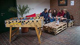 Jugendliche treffen sich im Café Bene in Eichstätt. pde-Foto: Anita Hirschbeck