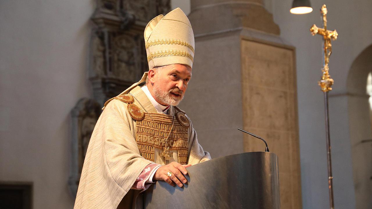 Bischof Gregor Maria Hanke ruft Kirche dazu auf Spiegelbild Christi in der Gesellschaft zu
