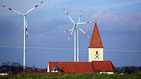 Winderenergieanlage bei einer Kirche. Foto: Geraldo Hoffmann