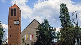 Die Pfarrkirche Maria Königin in Nürnberg-Kornburg.