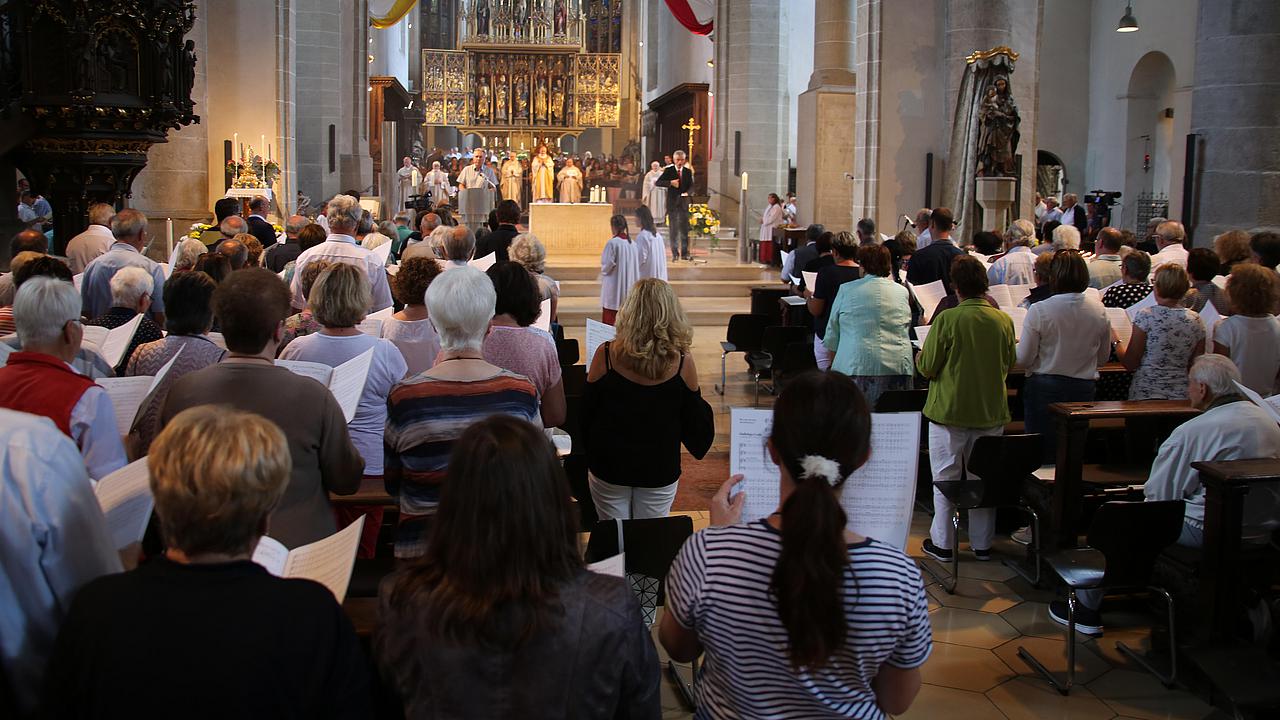 Rund 800 Sängerinnen und Sänger aus 45 Chören feierten gemeinsam mit Bischof Gregor Maria Hanke Pontifikalgottesdienst im Eichstätter Dom. 