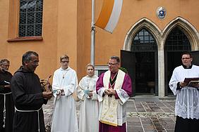 Franziskanerbasilika Ingolstadt mit neuem Papstwappen