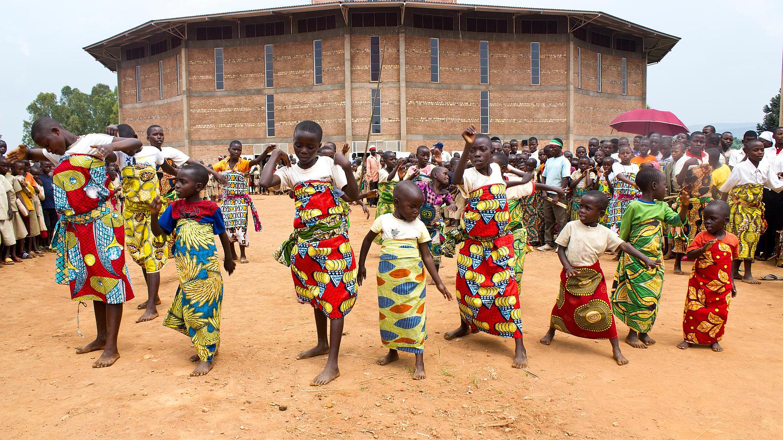 Tanzende Kinder aus Burundi