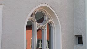 Fenster der Kapelle des you-Hauses in Eichstätt