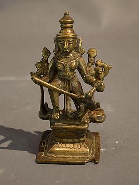 Hinduistische Gottheit, Exponat im Domschatz- und Diözesanmuseum. Pde-Foto: Domschatz- und Diözesanmuseum Eichstätt.