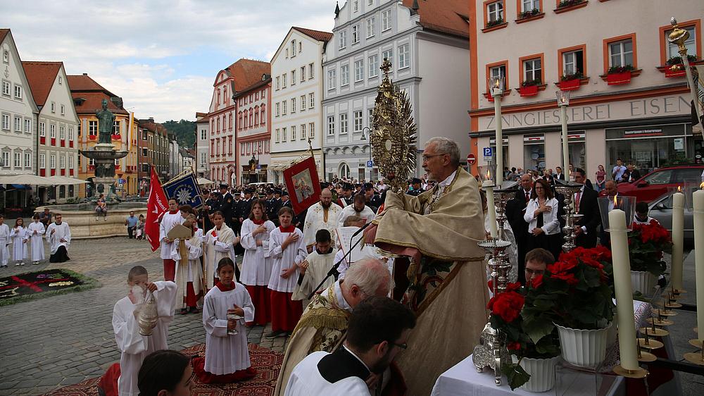 Bischof Gregor Maria Hanke segnet die Gläubigen auf dem Eichstätter Marktplatz mit dem Allerheiligsten in der Monstranz. 