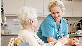 Seniorin mit Pflegerin im Caritas-Seniorenheim Dietfurt