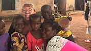 Freiwillige Julia Kraus mit Menschen in Ghana
