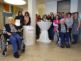Von Bewohnern, Mitarbeitenden und Besuchern des Seniorenheims in Dietfurt wurde die große Dose der Caritas rege genutzt, um „Herzenswünsche“ einzuwerfen.  Foto: Andrea Götz/Caritas