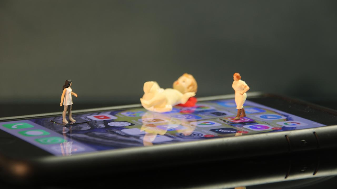 Spielzeugfiguren auf einem Handy