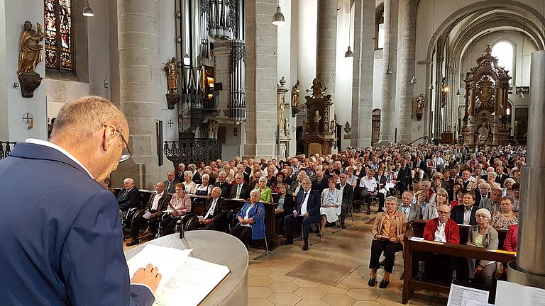 Begegnung für Ehejubilare - Dr. Peter Ulrich begrüßt die Jubelpaare. pde-Foto: Geraldo Hoffmann