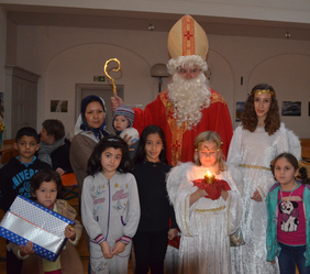 Der Nikolaus besucht Flüchtlingskinder in Maria Ward. Foto: Foto Lena Weber