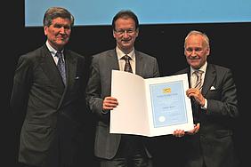 Staatsminister a.D. Erwin Huber (rechts) und IHK-Präsident Prof. Dr. Erich Greipl (links) zeichneten Johann Rixner mit einer Urkunde des Bayerischen Wirtschaftsministers Martin Zeil aus.
