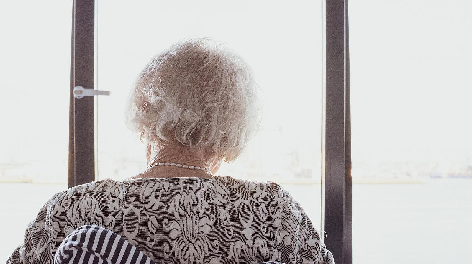 einsame Frau im Seniorenheim