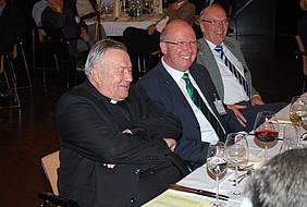 Dr. Bertram Blum (Mitte), Bischof Karl Kardinal Lehmann (links)