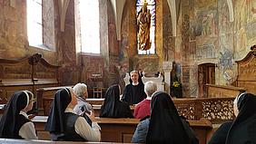 Regionaloberin Edith Heubl führte die Ordensleute durch das Kloster Gnadenthal. pde-Foto: Sr. Bernadette Gevich