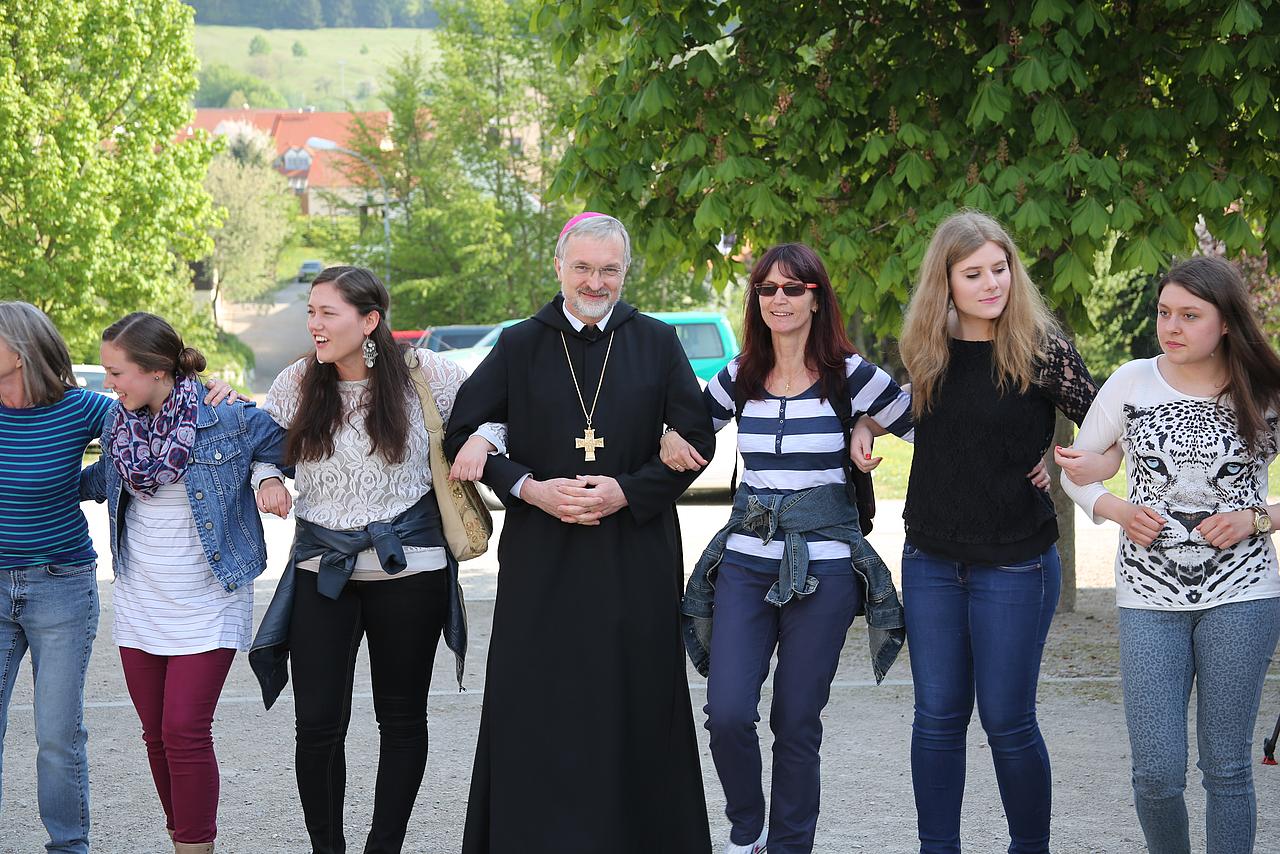 Bischof Gregor Maria Hanke und rund 160 Jugendliche aus dem ganzen Bistum kamen zum Diözesanen Weltjugendtag nach Thalmässing. pde-Foto: Daniela Bahmann