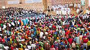 5000 Gläubige in bunten Gewändern in der Kirche in Burundi